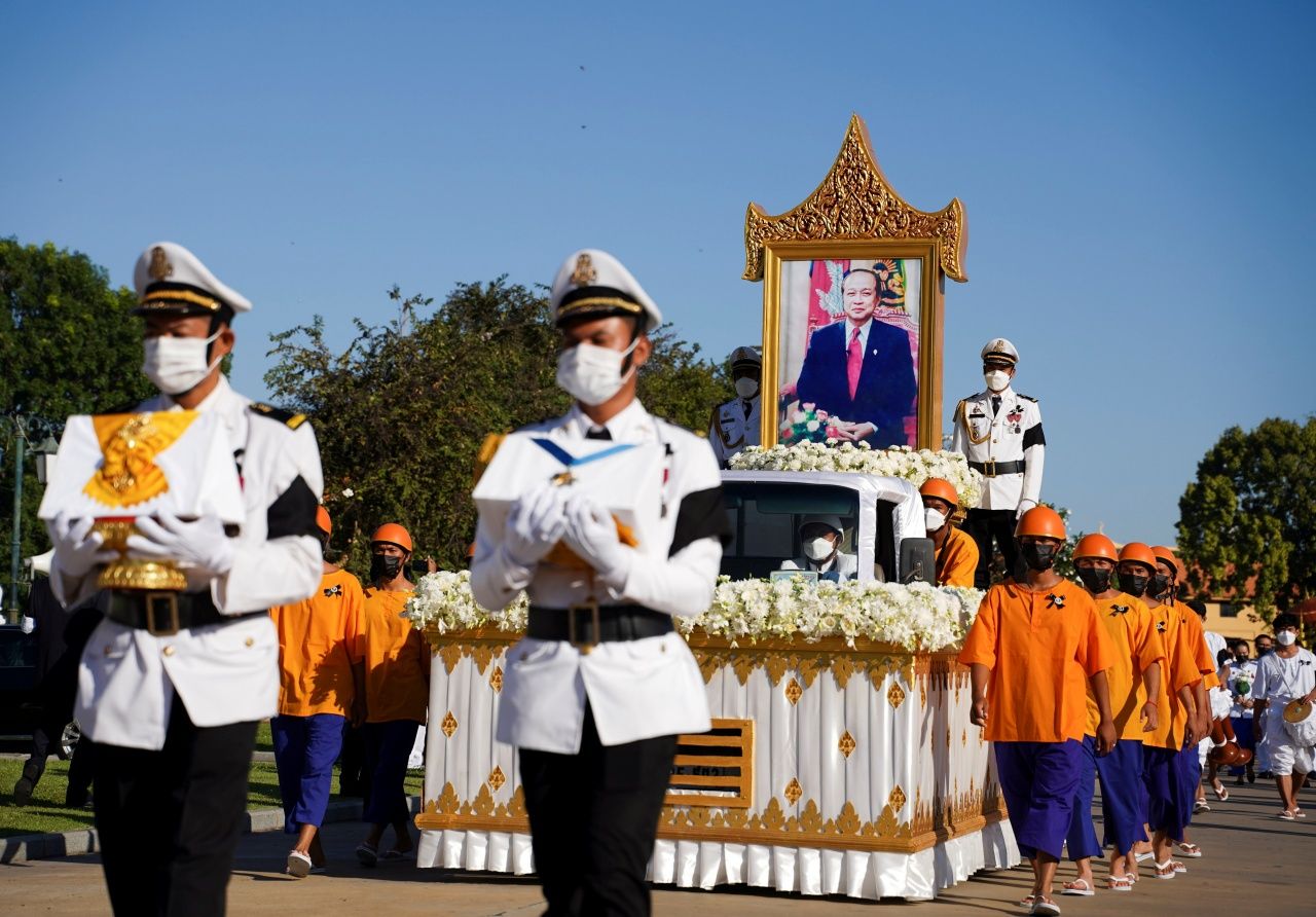 ขบวนแห่พระศพสมเด็จกรมพระนโรดม รณฤทธิ์ จากพระตำหนักที่ประทับ มายังบริเวณพระราชพิธีถวายพระเพลิง