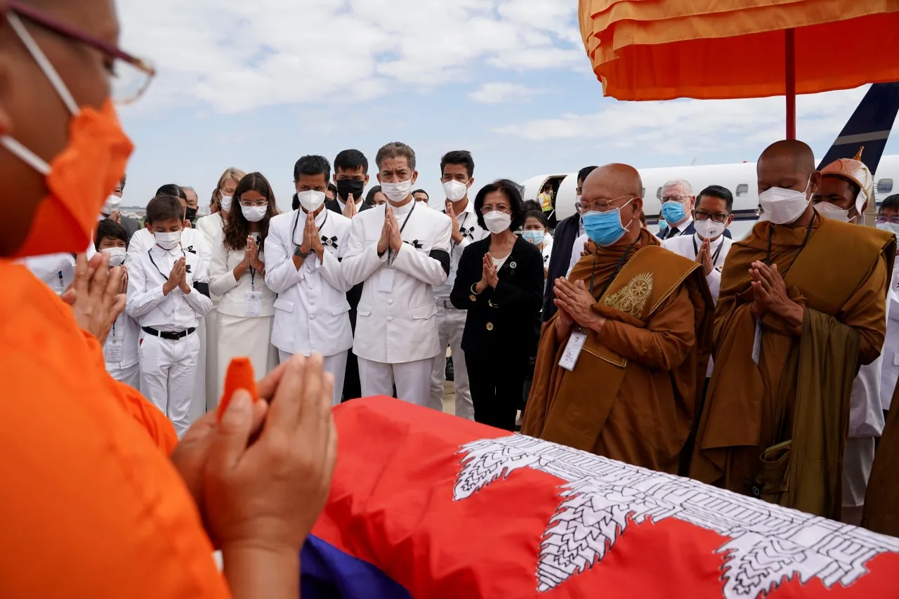 พระศพสมเด็จกรมพระนโรดม รณฤทธิ์ ถูกนำขึ้นเครื่องบินจากกรุงปารีส มาถึงกัมพูชา เมื่อ 5 ธ.ค.64