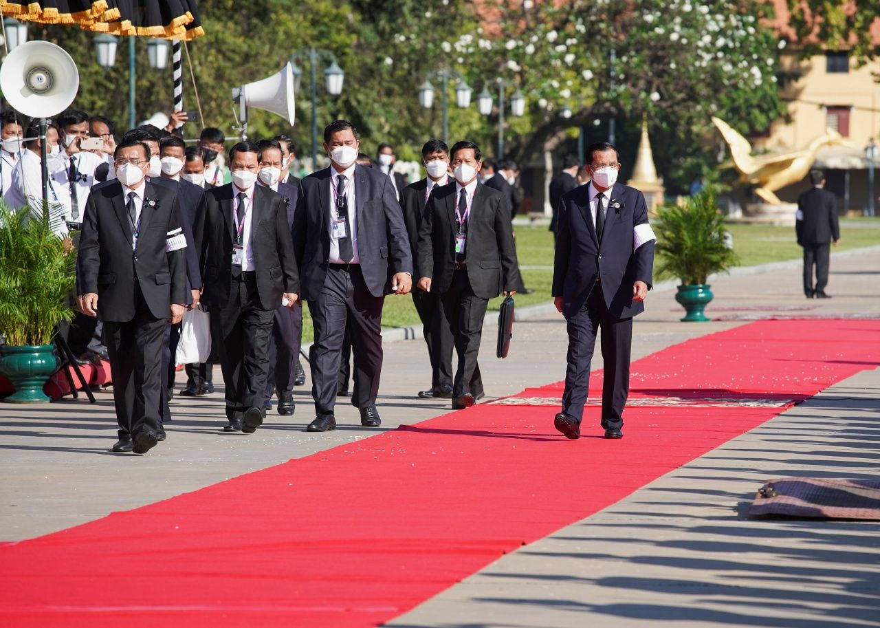 นายกรัฐมนตรีฮุน เซน เดินทางมาถึงบริเวณพระราชพิธีถวายพระเพลิงพระศพ สมเด็จกรมพระนโรดม รณฤทธิ์