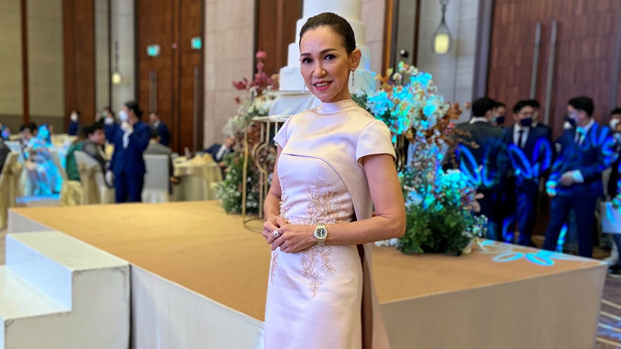 แม้เป็นงานแต่งงานของลูกสาว แต่คุณแม่ ดี้-ปัทมา ทั้งเหนื่อยทั้งยุ่งเหมือนงานวิวาห์ตัวเอง ลูกสาวเปลี่ยน 2 ชุด คุณแม่ก็เปลี่ยน 2 ชุดเหมือนกัน...อย่าสับสนว่าคนไหนเจ้าสาว!