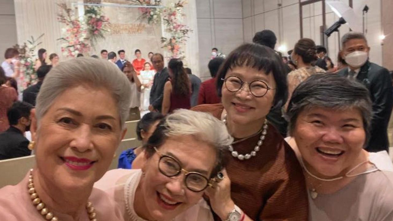 ดูจากพ่อแม่เจ้าสาว งานนี้แขกเหรื่อคนบันเทิงอายุรวมแล้วน่าเกินพัน กับแค่ “บิ๊กโฟร์” 4 ผู้จัด แม่หนู, แม่ก้อย, กอบสุข, หน่อง เดาซิรวมกันเท่าไหร่ อย่าเกิน 300 นะเกรงใจ อิ๊ๆ.
