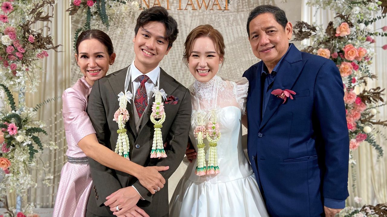เป็นผู้กำกับเป็นนักแสดงมาหลายสิบปี แต่วันวิวาห์ลูกสาว หมอพลอย-โสวิชญา กับ หมออั๋น-ณัฐวัสส์ เป็นว่า เอ๋-กษมา กับ ดี้-ปัทมา ลืมบทหมด พูดฝากฝังลูกสาวไม่ออก!
