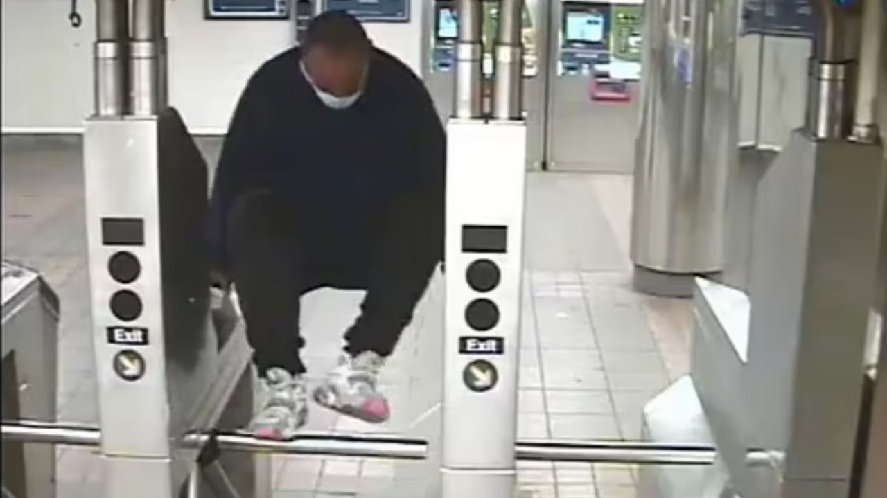 ภาพจากคลิปกล้องวงจรปิดที่เผยแพร่โดยสำนักงานตำรวจนิวยอร์ก แสดงให้เห็นภาพชายคนร้ายกระโดดข้ามประตูกั้นสถานีรถไฟใต้ดินในนิวยอร์ก ก่อนลงมือก่อเหตุทำร้ายสาวไทย 