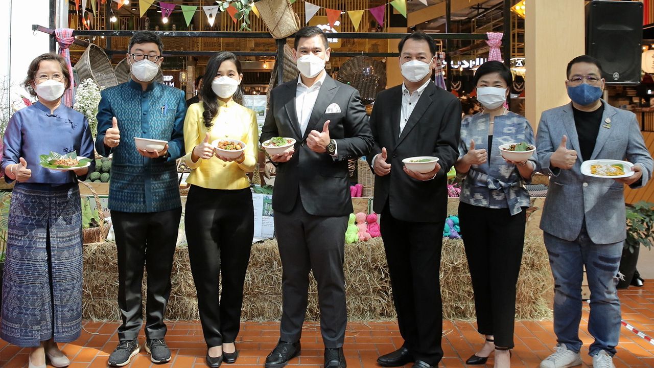 ตามไปกิน ผศ.ดร.ดวงฤทธิ์ เบ็ญจาธิกุล ชัยรุ่งเรือง เปิดงาน “รื่นเริง เถลิงศกใหม่” คัดสรรของอร่อยจากร้านดัง 8 จังหวัดลุ่มแม่น้ำเจ้าพระยาป่าสัก จัดถึง 27 ธ.ค. โดยมี อโรชา นันทมนตรี และ ชุติเดช ผู้เจริญทั่ว มาร่วมงานด้วย ที่เดอะมอลล์ไฟล์สโตร์ งามวงศ์วาน วันก่อน.