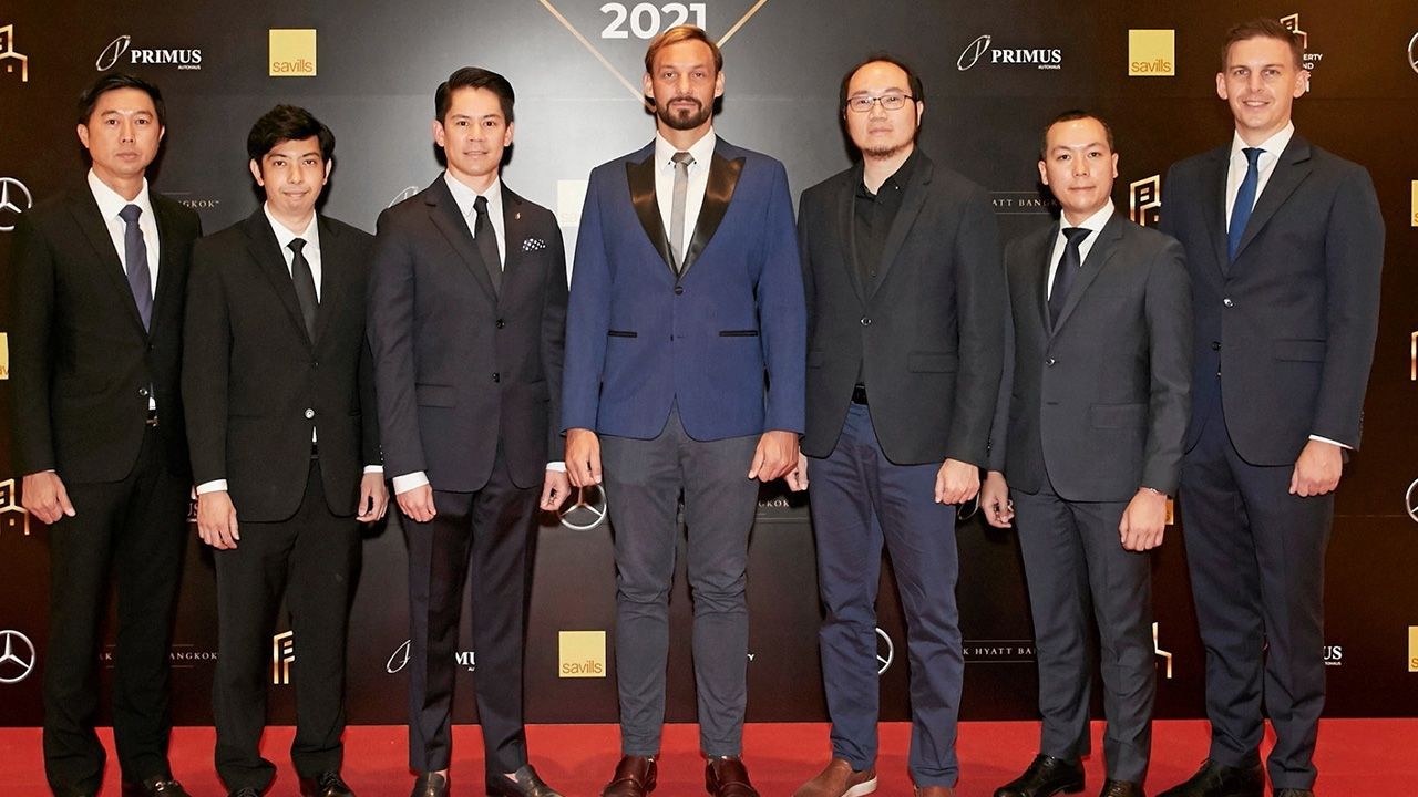 ให้รางวัล เจมส์ คลาสเซน จัดงาน Dot Property Thailand Awards 2021 เพื่อมอบรางวัลให้ผู้พัฒนาอสังหาริมทรัพย์ชั้นนำจากทั่วประเทศ โดยมี ปรีชา กุลไพศาลธรรม, วศวัฒน์ วัฒน อุดมกิจ, อภิภู พรหมโยธี และ กรณ์ ณรงค์เดช มาร่วมงานด้วย ที่โรงแรมพาร์ค ไฮแอท วันก่อน.