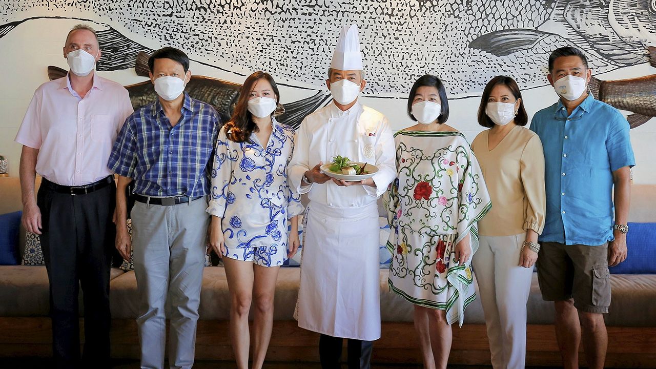 อร่อย กฤษฎา–วิภาวรรณ มหาดำรงค์กุล เปิดงาน Michelin Dining Experience สุดยอดอาหารไทยจากฝีมือของ เชฟวิชิต มุกุระ โดยมี อลิวัสสา พัฒนถาบุตร, ทยานิน นุชาชาติพงศ์ และ ศรินญา มหาดำรงค์กุล มาร่วมชิมด้วย ที่โรงแรมเรเนซองส์ พัทยา รีสอร์ท แอนด์ สปา วันก่อน.