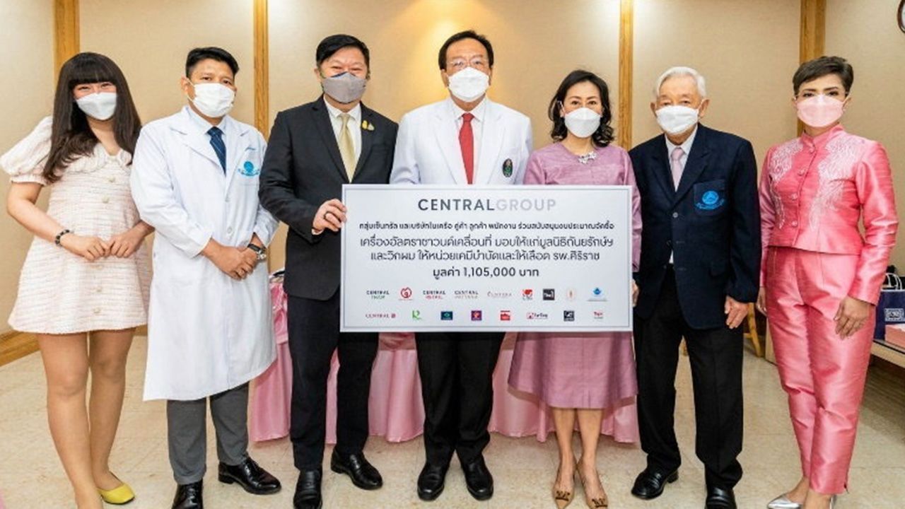บริจาค บุษบา จิราธิวัฒน์ และ พิชัย จิราธิวัฒน์ มอบเครื่องอัลตราซาวด์เคลื่อนที่และวิกผมแท้ในโครงการ Women Cancer มูลค่า 1,105,000 บาท ให้ รศ.นพ.วิศิษฎ์ วามวาณิชย์ โดยมี นพ.ธรรมนิตย์ อังศุสิงห์ และ ดร.อรณัฏฐ์ นครศรี มาร่วมรับมอบด้วย ที่ รพ.ศิริราช วันก่อน.