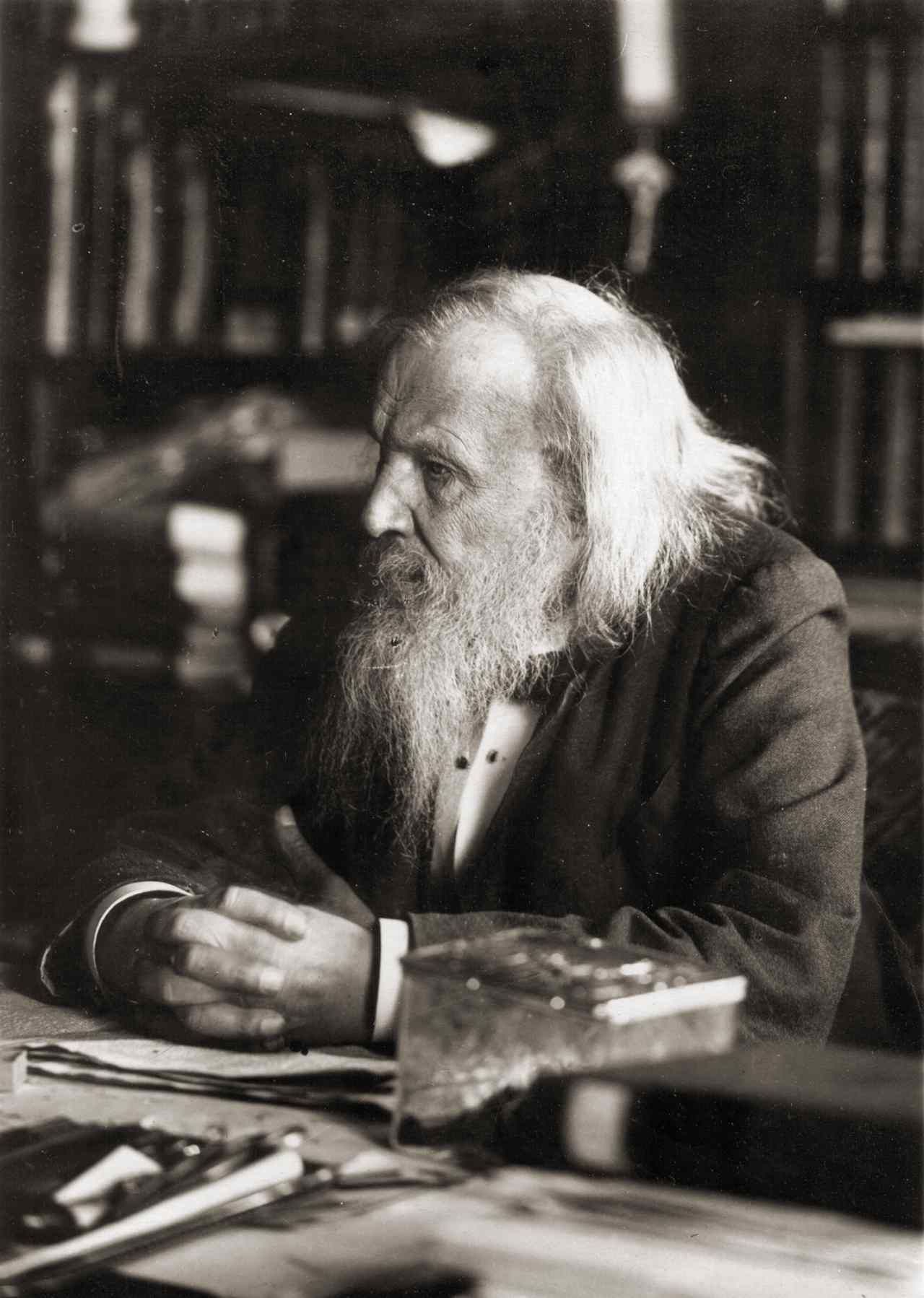 ดมีตรี เมนเดเลเยฟ (Dmitri Ivanovich Mendeleev) นักเคมีชาวรัสเซีย มีชีวิตอยู่ในช่วงปี พ.ศ. 2377 - 2450 (ค.ศ.1834 - 1907) 