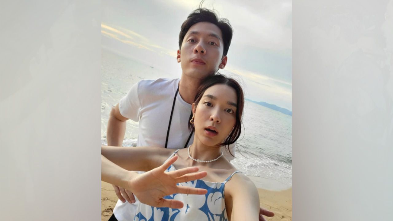 ไหนๆก็เปิดตัวไปแล้ว โม–มนชนก และ วี–จิราวัฒน์ เลยสลับกันโพสต์ภาพคู่หวานโชว์แบบรัวๆไปเลย แถมทริปนี้ภาพเซ็กซี่ของสาวโมก็ยังโผล่ให้เห็น...ก็กองเซ็นเซอร์มาด้วยกันนี่นา คริๆ.