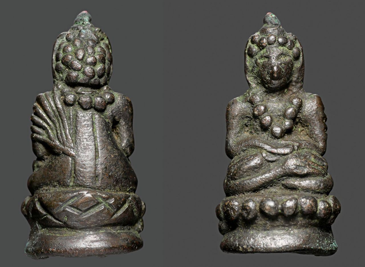 พระกริ่งตั๊กแตน เขมร พิมพ์บัวตุ่มย้อย ของ อิทธิ ชวลิตธำรง.