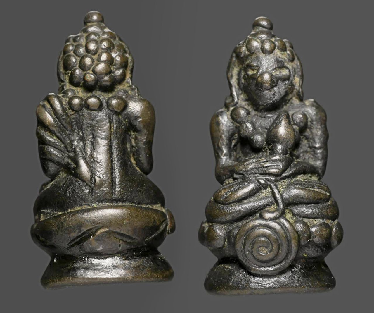 พระกริ่งตั๊กแตน เขมร พิมพ์บัวฟองมัน เนื้อสัมฤทธิ์กลับดำ ยุคต้น ของอิทธิ ชวลิตธำรง.