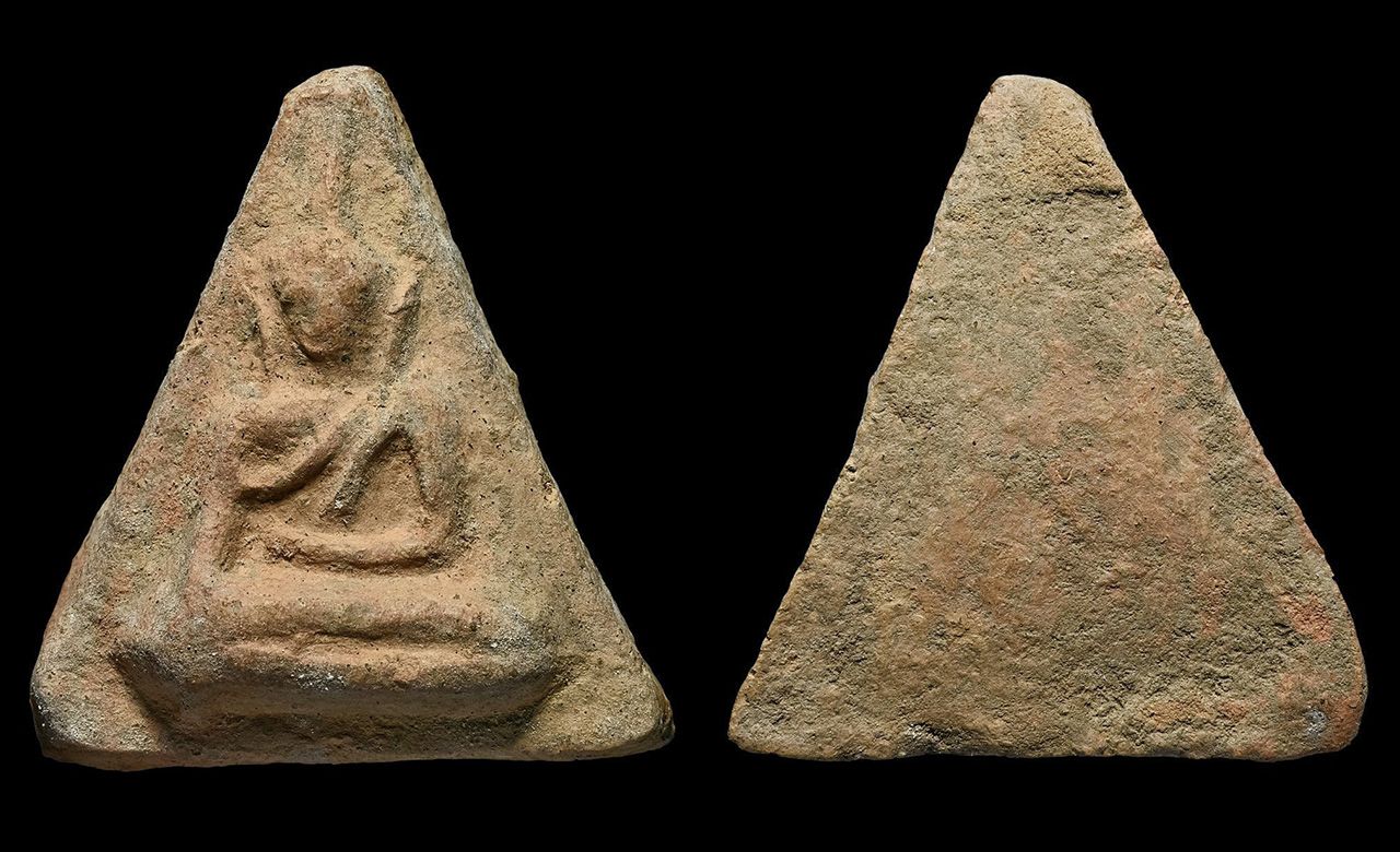 พระนางพญา พิมพ์ใหญ่ (มีหู) กรุโรงทอ วัดโพธิ์ พิษณุโลก ของ “โป๊ยเสี่ย” นายไชยทัศน์ เตชะไพบูลย์.