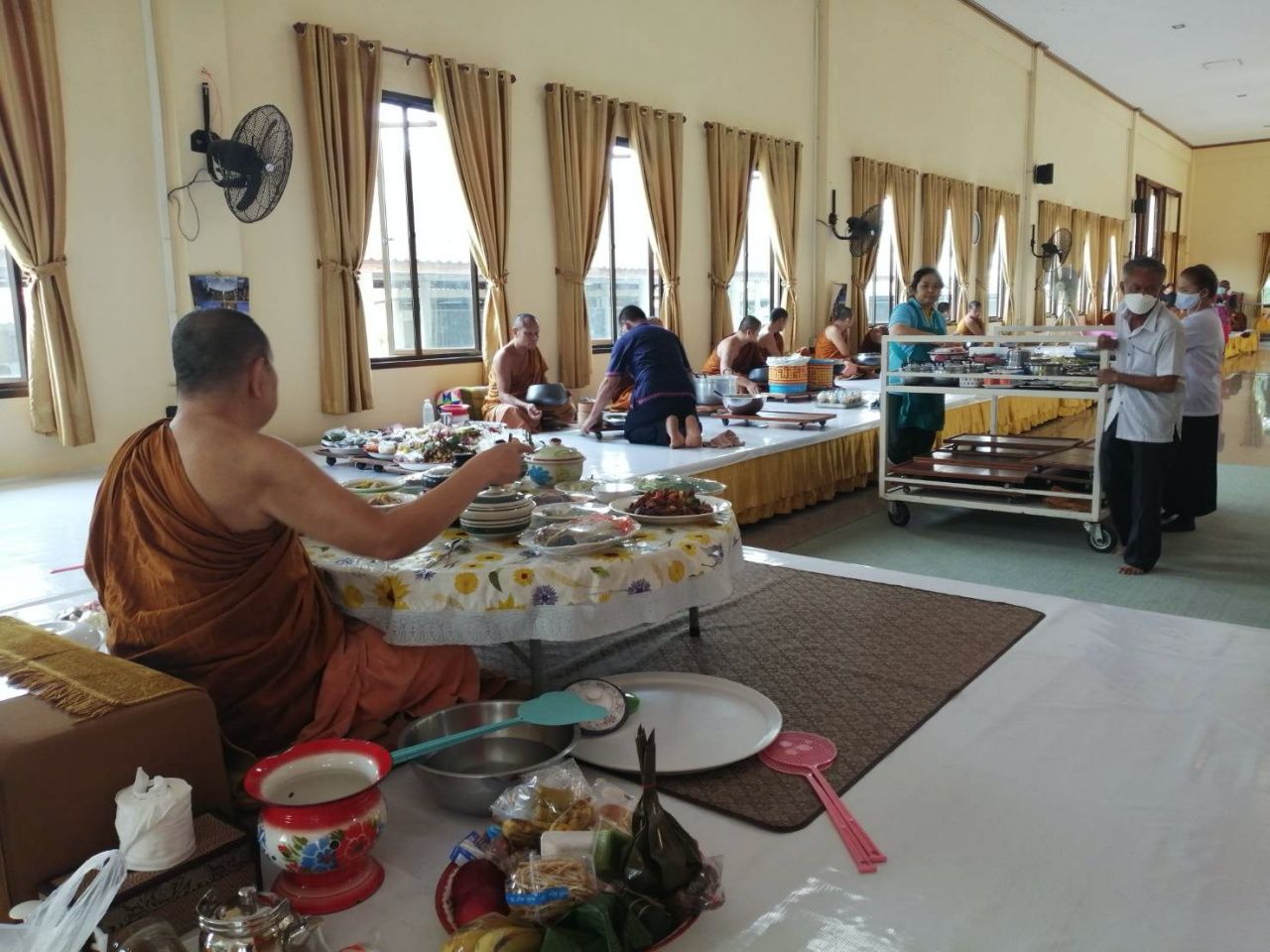 แม้ท่านเจ้าคุณจะวางเฉยไม่ยินดียินร้าย แต่ศิษย์ทั้งพระและฆราวาสยอมไม่ได้ 