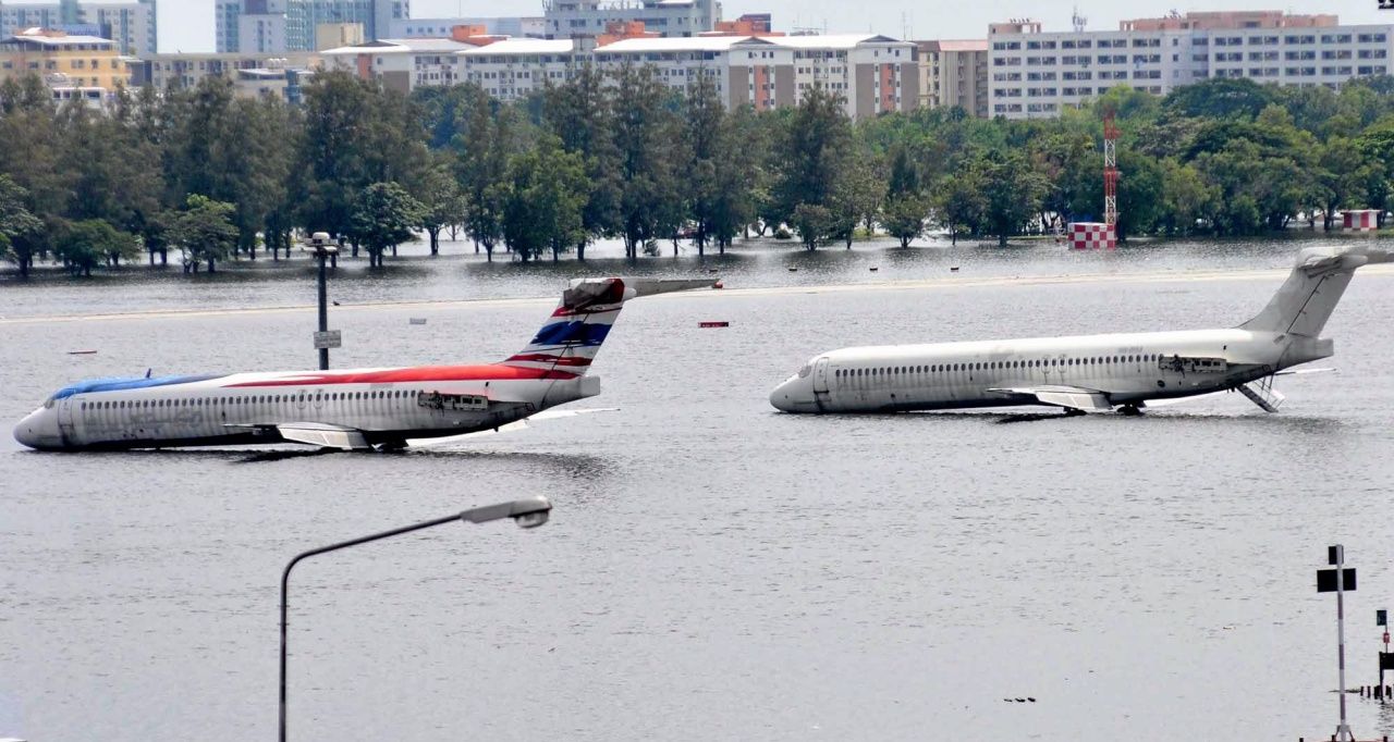 น้ำท่วมสนามบิน จนเครื่องบินจมน้ำ