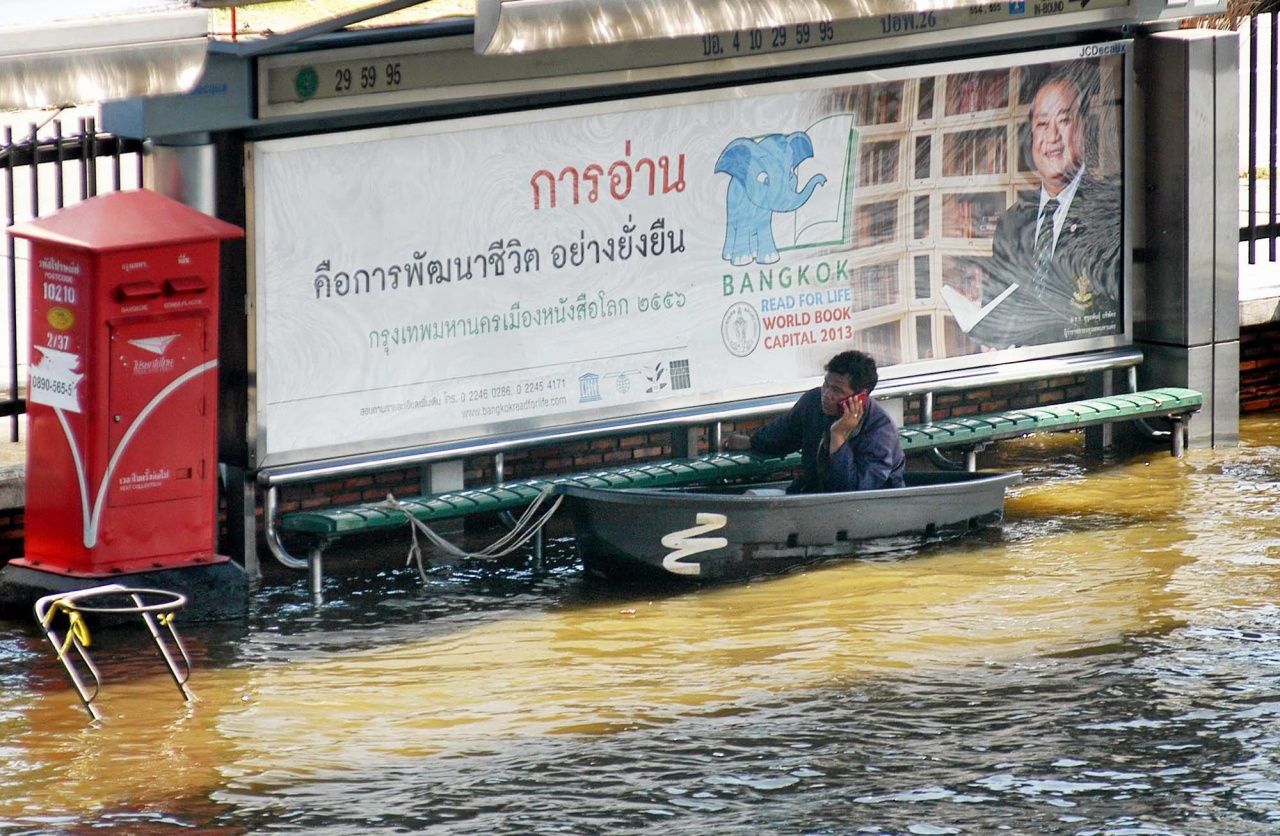 น้ำท่วมป้ายรถเมล์ริมถนนพหลโยธิน