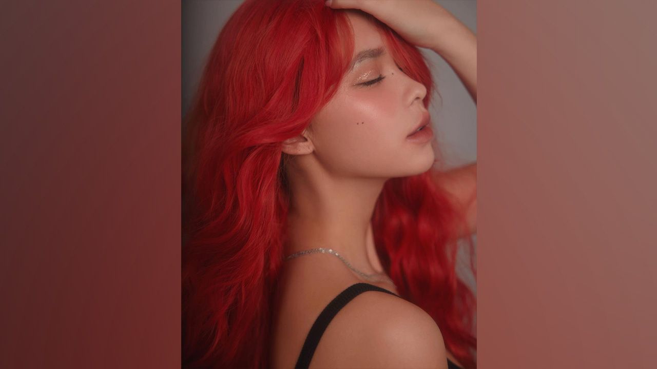 จึ้งมากแม่ แพทริเซีย กู๊ด ในลุคผมแดง ชวนนึกถึงเจ้าหญิงแอเรียลแห่งดิสนีย์ แต่อินเนอร์สุดเซ็กซี่ดึงดูดแบบไม่ต้องทำอะไร แฟนคลับกระทืบไลค์แทบไม่ทัน.