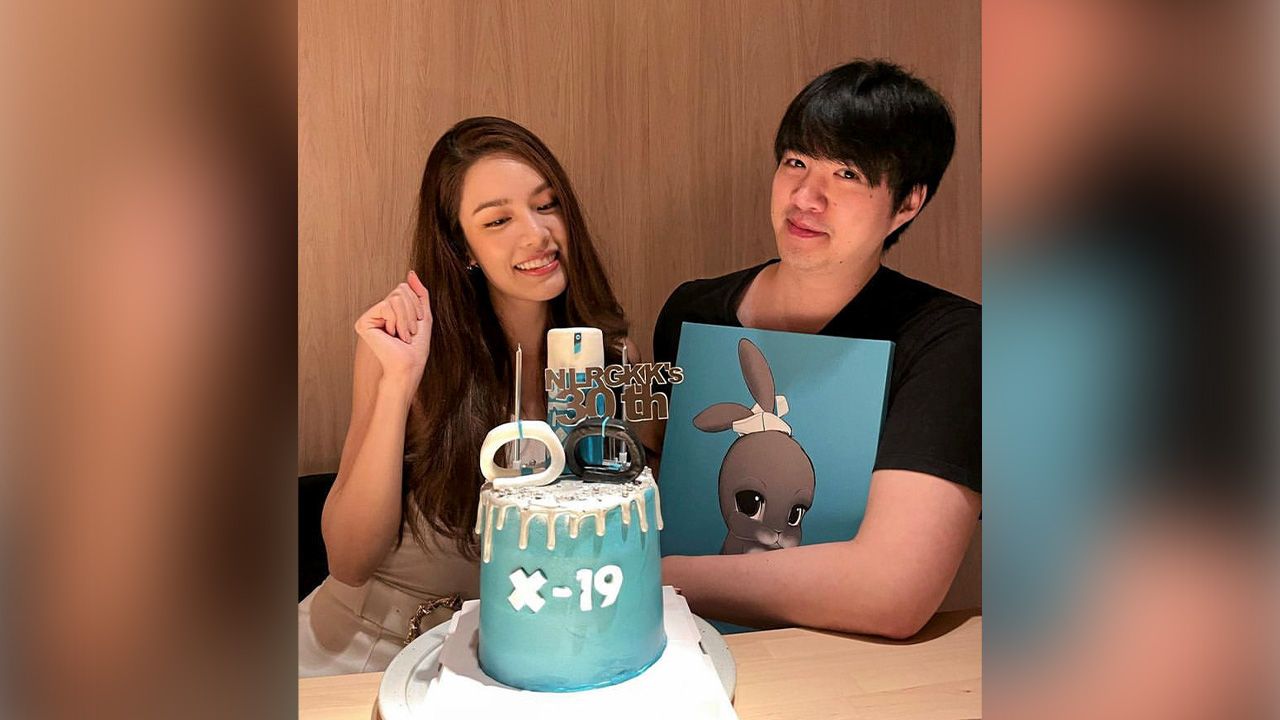 รูปนี้ต้องจารึก เกรซ กาญจน์เกล้า ลงรูปคู่หนุ่มอวยพรวันเกิด นิค แฟนหนุ่มหวานเจี๊ยบ นานๆทีได้เห็นช็อตนี้ แต่แคปชันบอกลงเป็นพิธี เขินอะดิ๊ อิอิ.