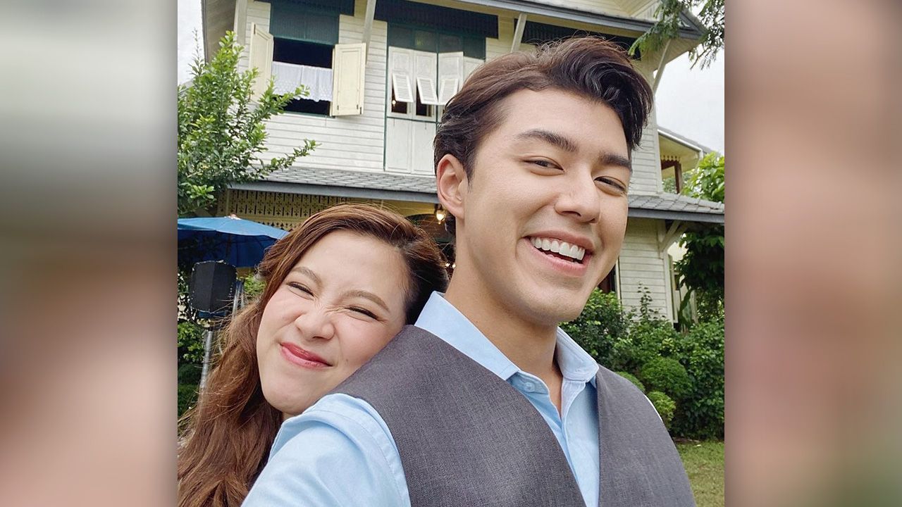 กลับมาเปิดกอง “สร้อยสะบันงา” อีกครั้งหลังหยุดไปนาน เมื่อเจอหน้า นาย-ณภัทร กับ ใบเฟิร์น-พิมพ์ชนก ขอถ่ายเซลฟี่ก็เลยได้เห็นอาการฟินแบบนี้... ขอร้องเป็นแฟนกันเถอะ.