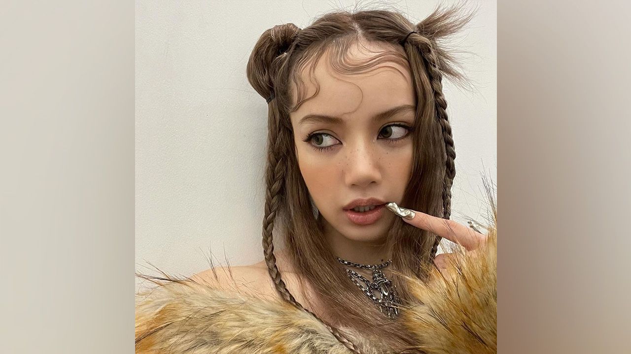 ภาพใหม่ล่าสุดในไอจีของเคป๊อปสาย เลือดไทย ลิซ่า แบล็คพิงค์ เป็นที่ฮือฮาของชาวบลิงค์ กับลุกใหม่เปิดผมหน้าม้า เชื่อว่าจะเป็นเอ็มวีใหม่...คลอดเมื่อไหร่พร้อมช่วยปั่นยอดวิว.