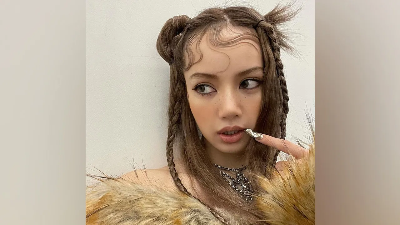 ภาพใหม่ล่าสุดในไอจีของเคป๊อปสาย เลือดไทย ลิซ่า แบล็คพิงค์ เป็นที่ฮือฮาของชาวบลิงค์ กับลุกใหม่เปิดผมหน้าม้า เชื่อว่าจะเป็นเอ็มวีใหม่...คลอดเมื่อไหร่พร้อมช่วยปั่นยอดวิว.