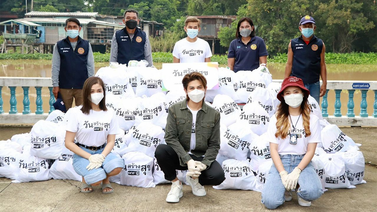 ไม่ทอดทิ้งกัน - เดียว วรตั้งตระกูล ผู้บริหาร บริษัท วัน สามสิบเอ็ด จำกัด, ผิงผิง–สรวีย์, โตโต้–ธนเดช The Golden Song และ ใบเตย–พรพจี พิธีกรรายการ “วันบันเทิง” เป็นตัวแทนโครงการ “วันสร้างสุข” ลงพื้นที่ไปแจกถุงยังชีพให้กับพี่น้องประชาชนผู้ประสบอุทกภัย จ.พระนครศรีอยุธยา เมื่อวันก่อน.