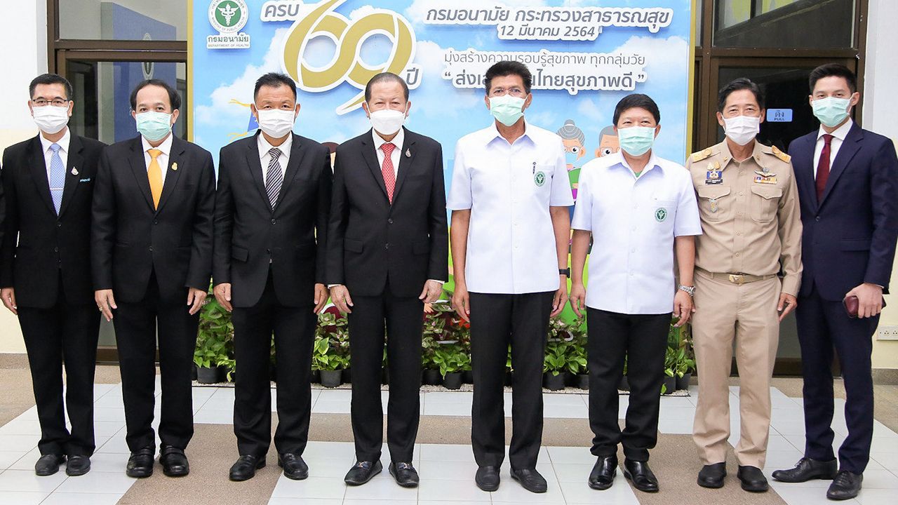 เตรียมพร้อม ดร.สาธิต ปิตุเตชะ รมช.สาธารณสุข และ สนั่น อังอุบลกุล ประธานกรรมการหอการค้าไทย ร่วมประชุมหารือเตรียมเปิดประเทศเพื่อฟื้นฟูเศรษฐกิจ โดยมี นพ.สุวรรณชัย วัฒนายิ่งเจริญชัย และ นพ.ธเรศ กรัษนัยรวิวงค์ มาร่วมประชุมด้วย ที่กระทรวงสาธารณสุข วันก่อน.