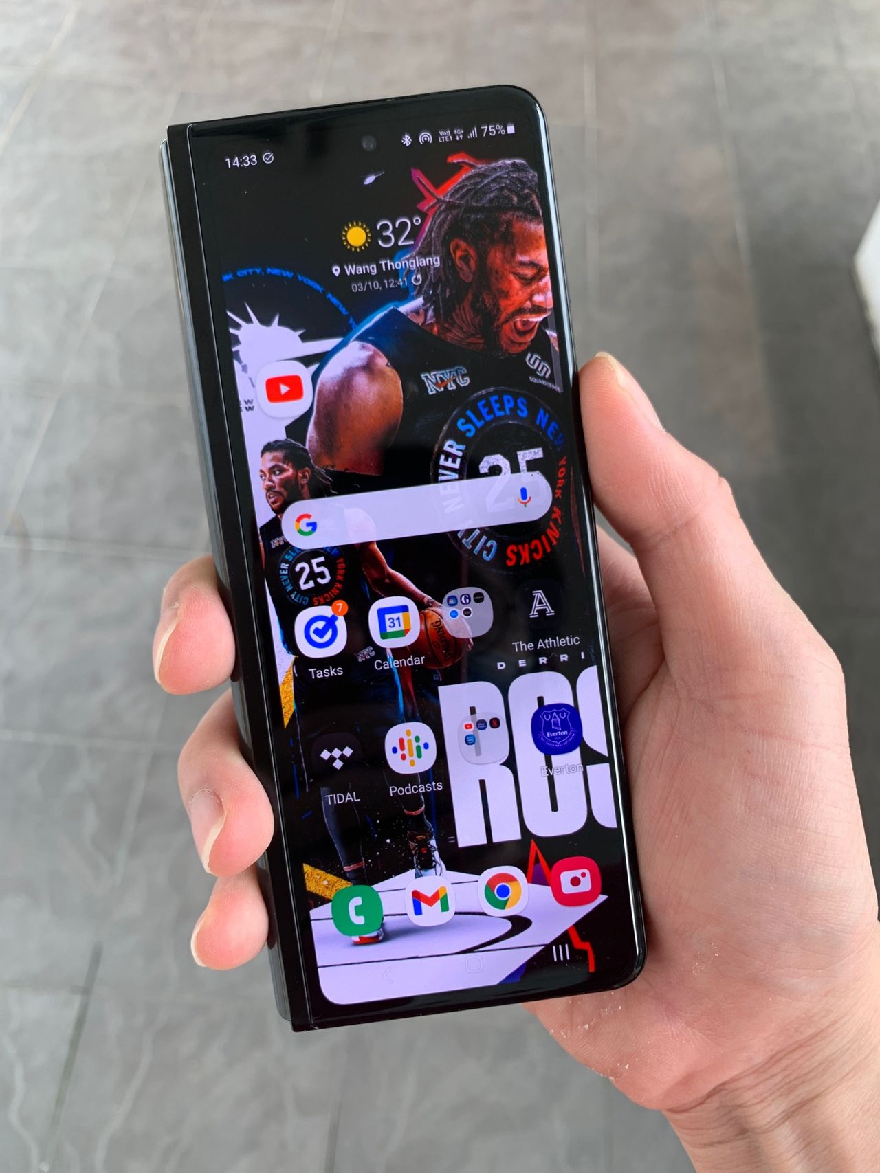 หน้าจอใหญ่ทั้งด้านในและนอก