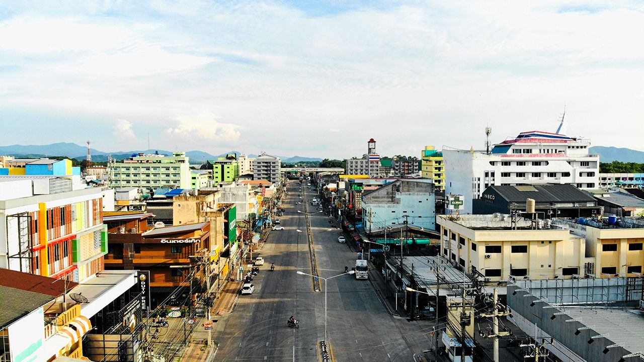 บรรยากาศตัวเมืองด่านสะเดา อ.สะเดา จ.สงขลา ที่ ททท.เตรียมผลักดัน เปิดรับนักท่องเที่ยวต่างชาติ หลังซบเซามานานจากปัญหาโรคโควิด-19 ระบาด.