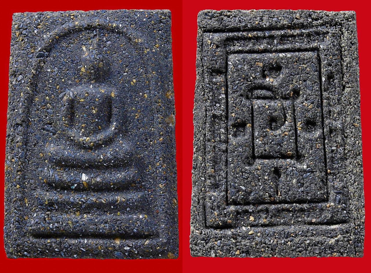 พระผงญาณวิลาศ พิมพ์พระสมเด็จพิมพ์ใหญ่ลึก เนื้อดำโรยผงแร่ หลวงพ่อแดง วัดเขาบันไดอิฐ ของสนธยา ศรีน้อย.