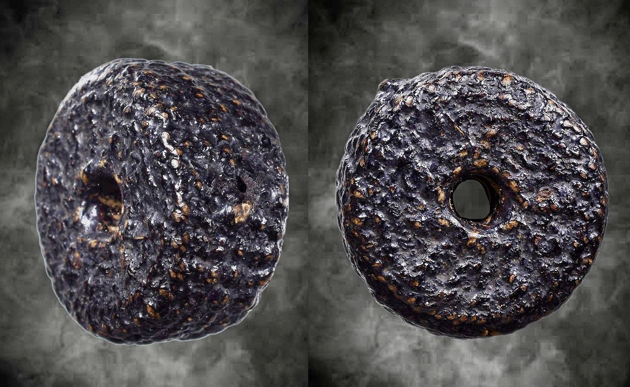 ตะกรุดพิสมรถักเชือกลงรัก ลายจักรนารายณ์ หลวง พ่อแก้ว วัดพวงมาลัย ของ เบญจวรรณ ไกรสวัสดิ์.