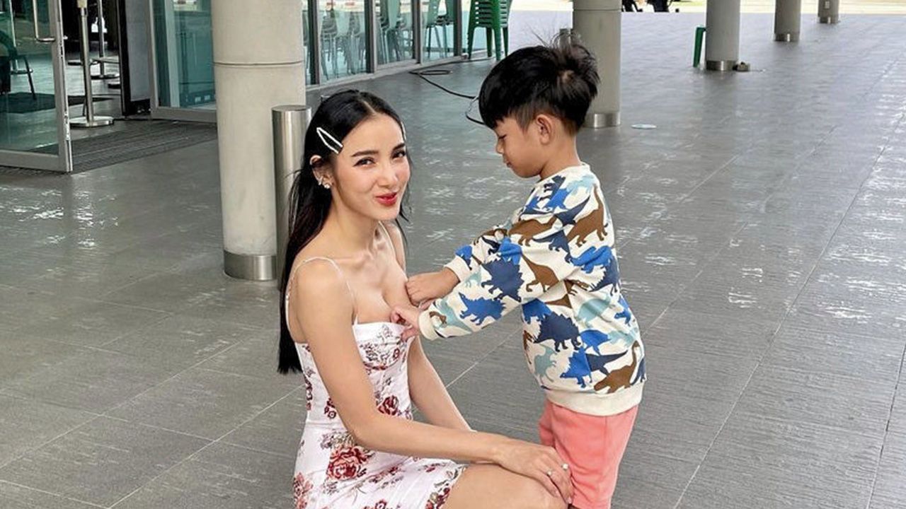 มีคนหวงแล้ว 1 หนุ่มน้อย เรซซิ่ง ตามติดมาถ่ายรายการ “แชร์ข่าวสาวสตรอง” ขอดึงเกาะอก แม่แพท–ณปภา ขึ้น ห้ามเซ็กซี่ แม่แพท ชื่นใจ...หนุ่มคนไหนมาจีบระวังไว้ดีๆ.
