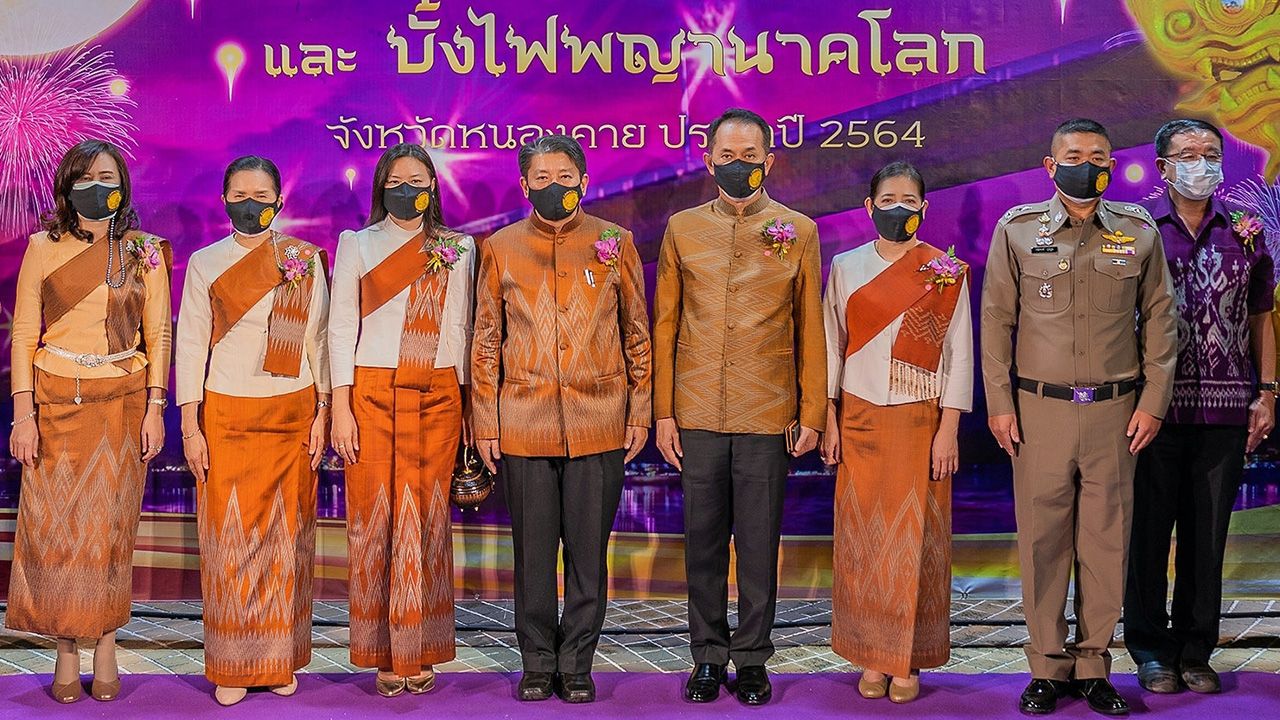 บั้งไฟ มนต์สิทธิ์  ไพศาลธนวัฒน์  ผวจ.หนองคาย เปิดงาน “ประเพณีออกพรรษาและบั้งไฟพญานาคโลก” มีความเป็นอัตลักษณ์วัฒนธรรมประเพณี โดยมี พล.ต.ต.พุฒิพงศ์ มุสิกูล และ นพ.ชัชวาลย์ ฤทธิ์ฐิติ มาร่วมงานด้วย ที่ลานวัฒนธรรมพญานาคคู่ ริมโขง จ.หนองคายวันก่อน.