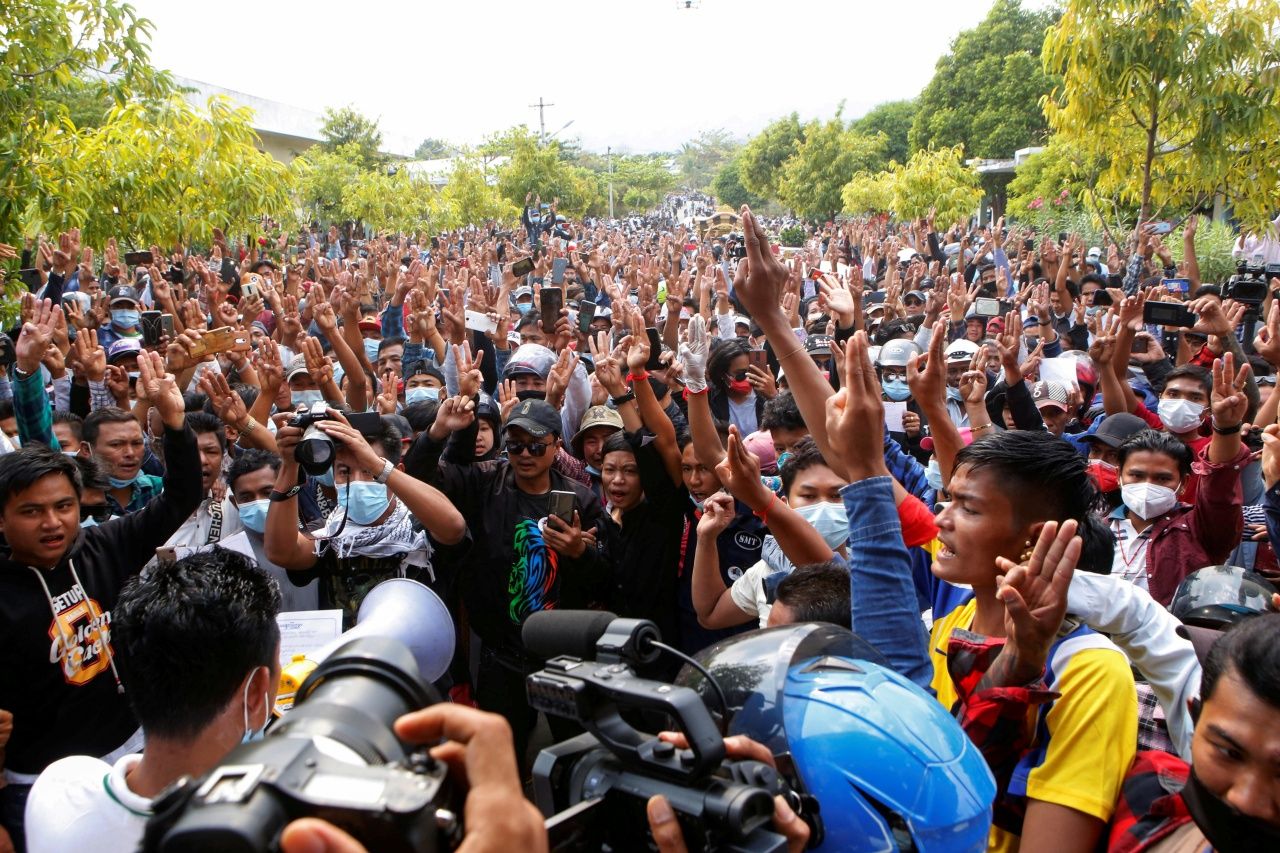 ชาวพม่ารวมพลังชุมนุมประท้วงต้านรัฐประหาร