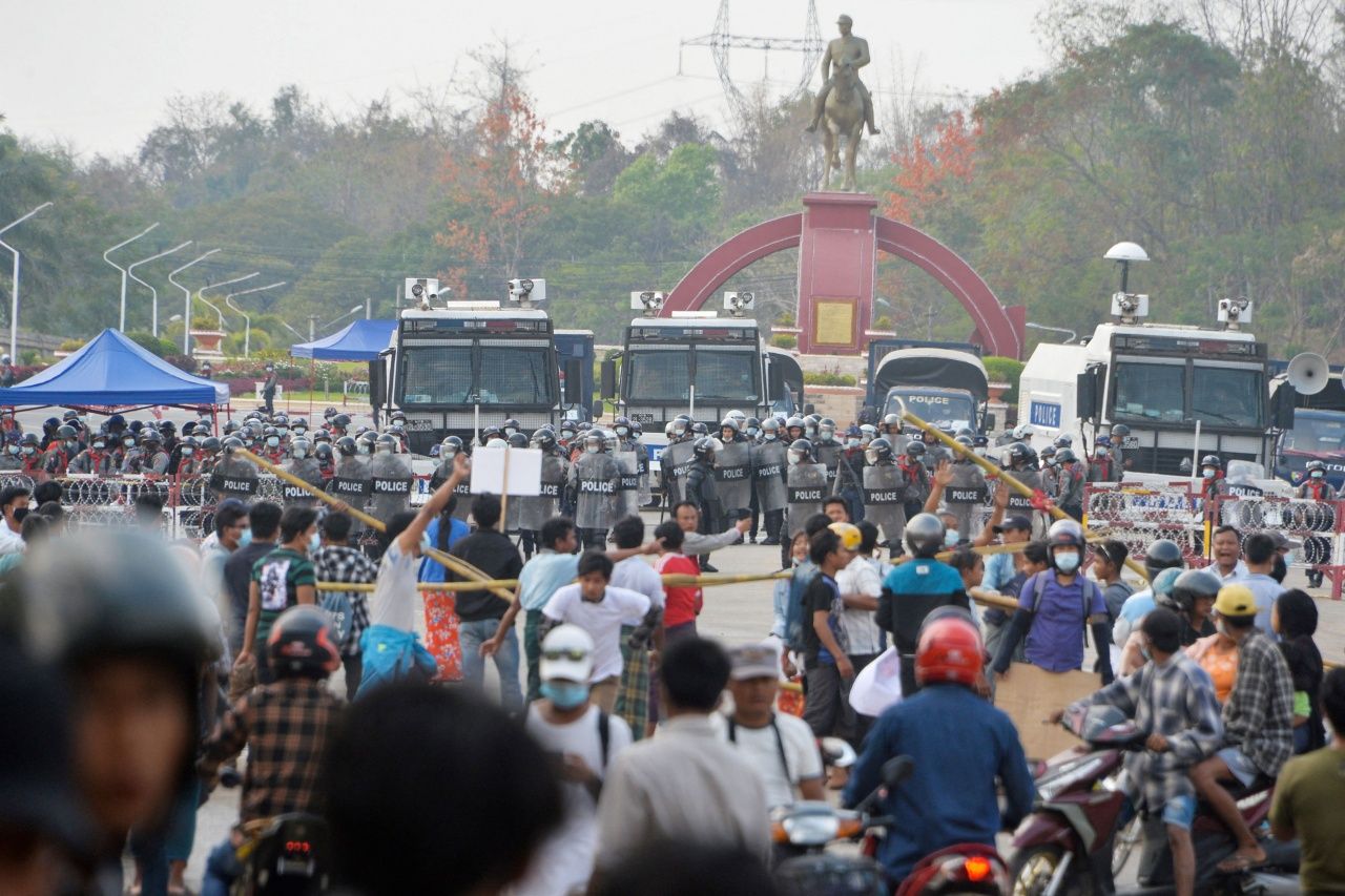 กองกำลังความมั่นคงปะทะกับผู้ชุมนุมที่กรุงเนปิดอว์ เมื่อ 18 ก.พ. 2564