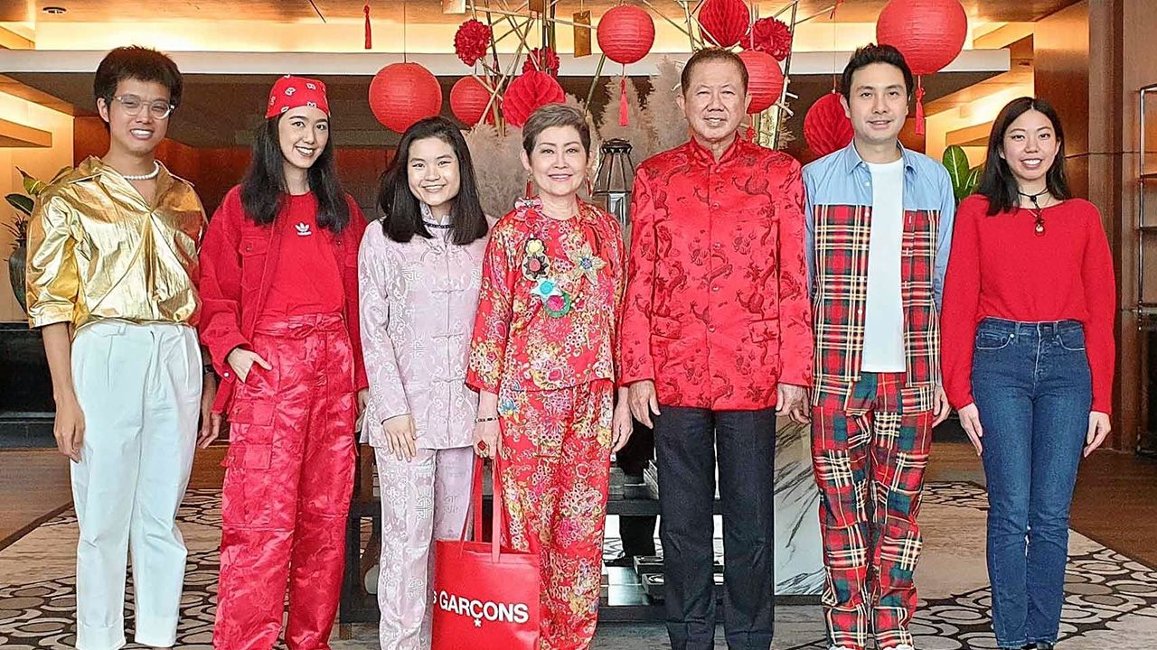 แฮปปี้แฟมิลี่ สนั่น–คุณหญิงณัฐิกา อังอุบลกุล จัดงานเลี้ยงครอบครัว “Happy Chinese New Year 2021” ฉลองเทศกาลตรุษจีน โดยมี ดร.การัณย์–ปิยะพร–นิธินันท์–ชไมพร อังอุบลกุล มาร่วมงานด้วยบรรยากาศชื่นมื่น ที่ห้องอาหารจีนแมนโฮ รร.เจดับบลิว แมริออท วันก่อน.