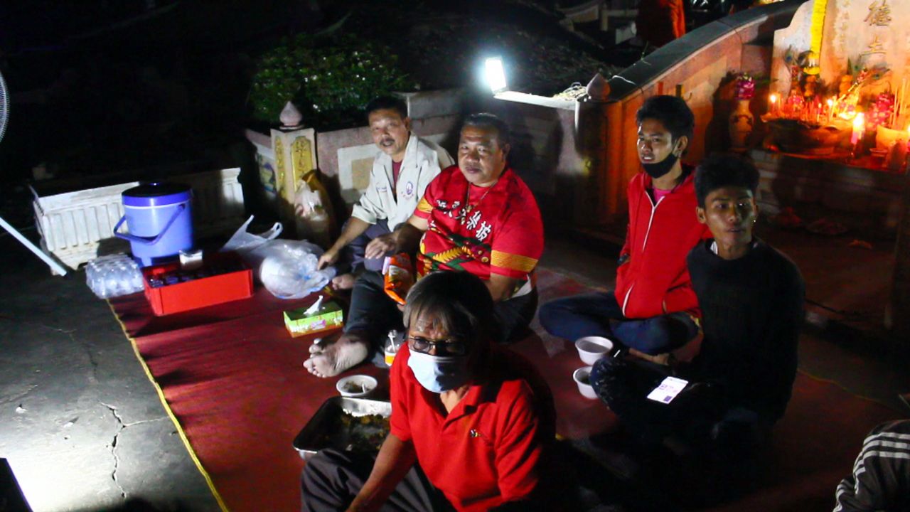 นั่งดูเป็นเพื่อนอากง