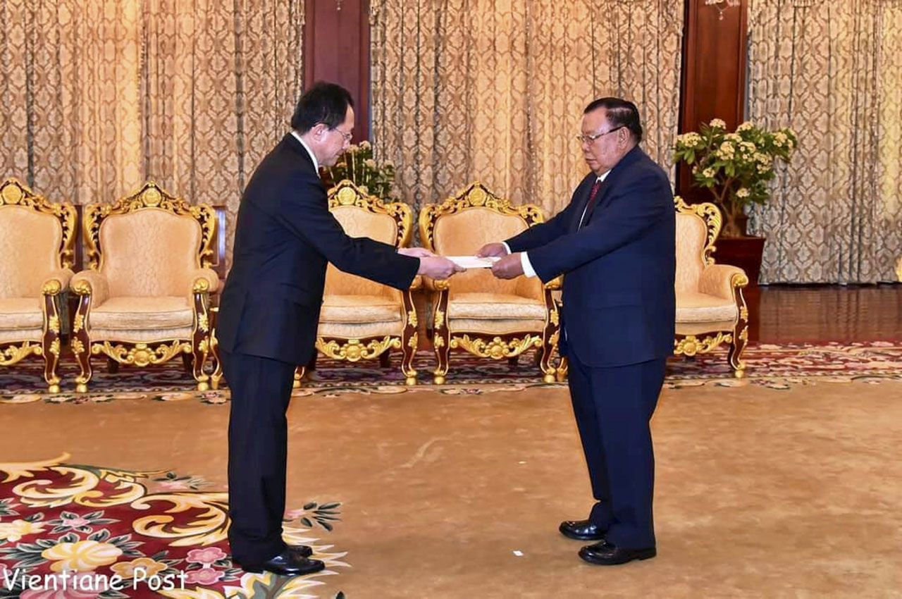 ยื่นพระราชสาส์น - บุญยัง วอละจิต ประธานประเทศแห่ง สปป.ลาว รับพระราชสาสน์ตราตั้ง จาก เจษฎา กตเวทิน เอกอัครราชทูต ณ เวียงจันทน์ ที่ทำเนียบประธานประเทศ นครหลวงเวียงจันทน์ เมื่อวันก่อน.