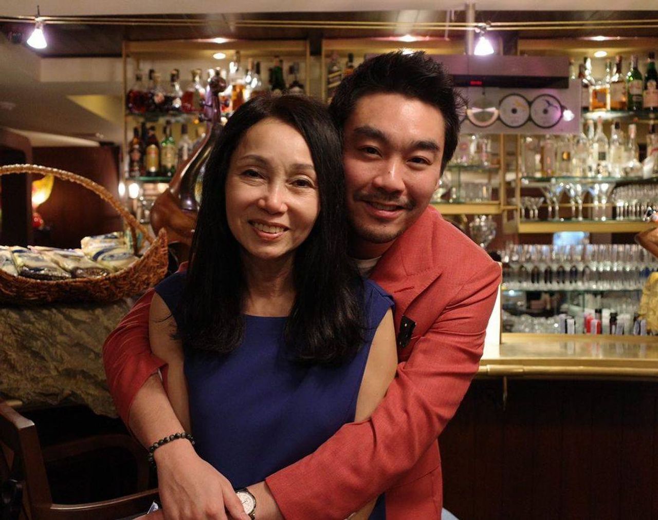 ไฮโซพกและคุณแม่ ขอบคุณภาพจากไอจี @pokphornprapha