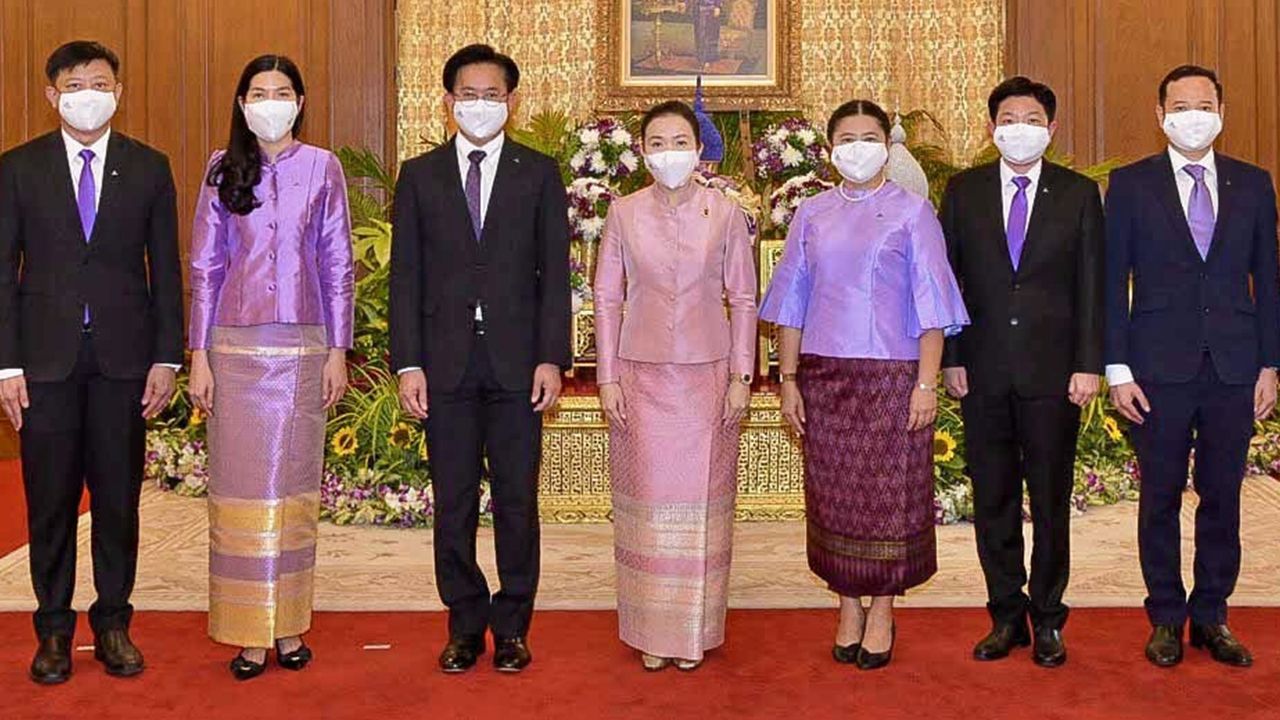 จงรักภักดี - วัลลภา ไตรโสรัส ประธาน บริษัทแอสเสท เวิรด์ คอร์ป พร้อมคณะมาร่วมลงนามถวายพระพร สมเด็จพระกนิษฐาธิราชเจ้า กรมสมเด็จพระเทพรัตนราชสุดาฯ สยามบรมราชกุมารี ขอให้ทรงมีพระพลานามัยแข็งแรงหายจากพระอาการประชวรโดยเร็ววัน ที่ศาลาสหทัยสมาคม วันก่อน.