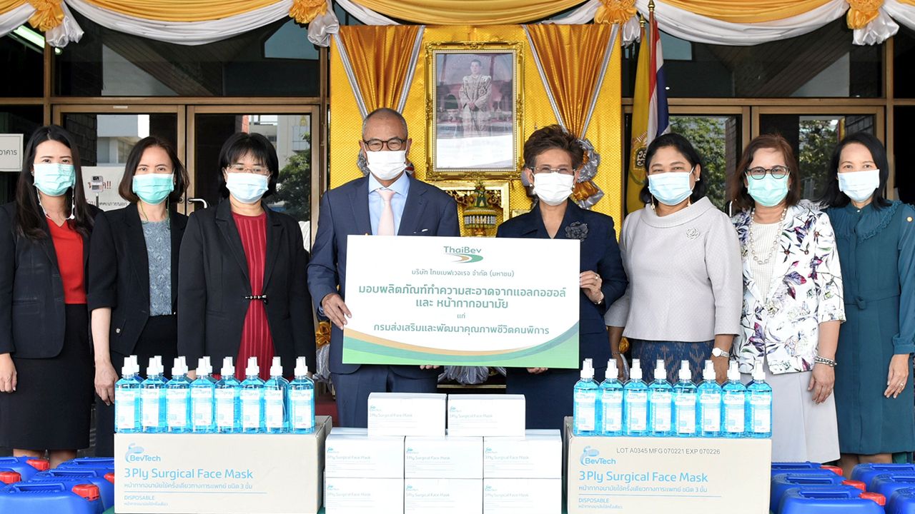 จากไทยเบฟ - สราญภัทร อนุมัติราชกิจ รับมอบผลิตภัณฑ์แอลกอฮอล์ทำความสะอาดและหน้ากากอนามัยจาก ประวิช สุขุม ผู้แทน บ.ไทยเบฟเวอเรจ เพื่อนำไปใช้ประโยชน์ในการป้องกันการแพร่ระบาดของเชื้อไวรัส COVID-19 ที่กรมส่งเสริมและพัฒนาคุณภาพชีวิตคนพิการ วันก่อน.