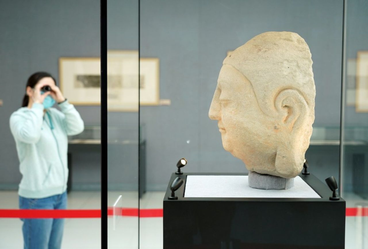 ชาวจีนชมความงดงามของเศียรพระพุทธรูปโบราณที่ถูกขโมยไปเกือบ 100 ปี ขณะถูกนำมาจัดแสดงที่พิพิธภัณฑ์ปักกิ่ง หลู่ซวิ่น