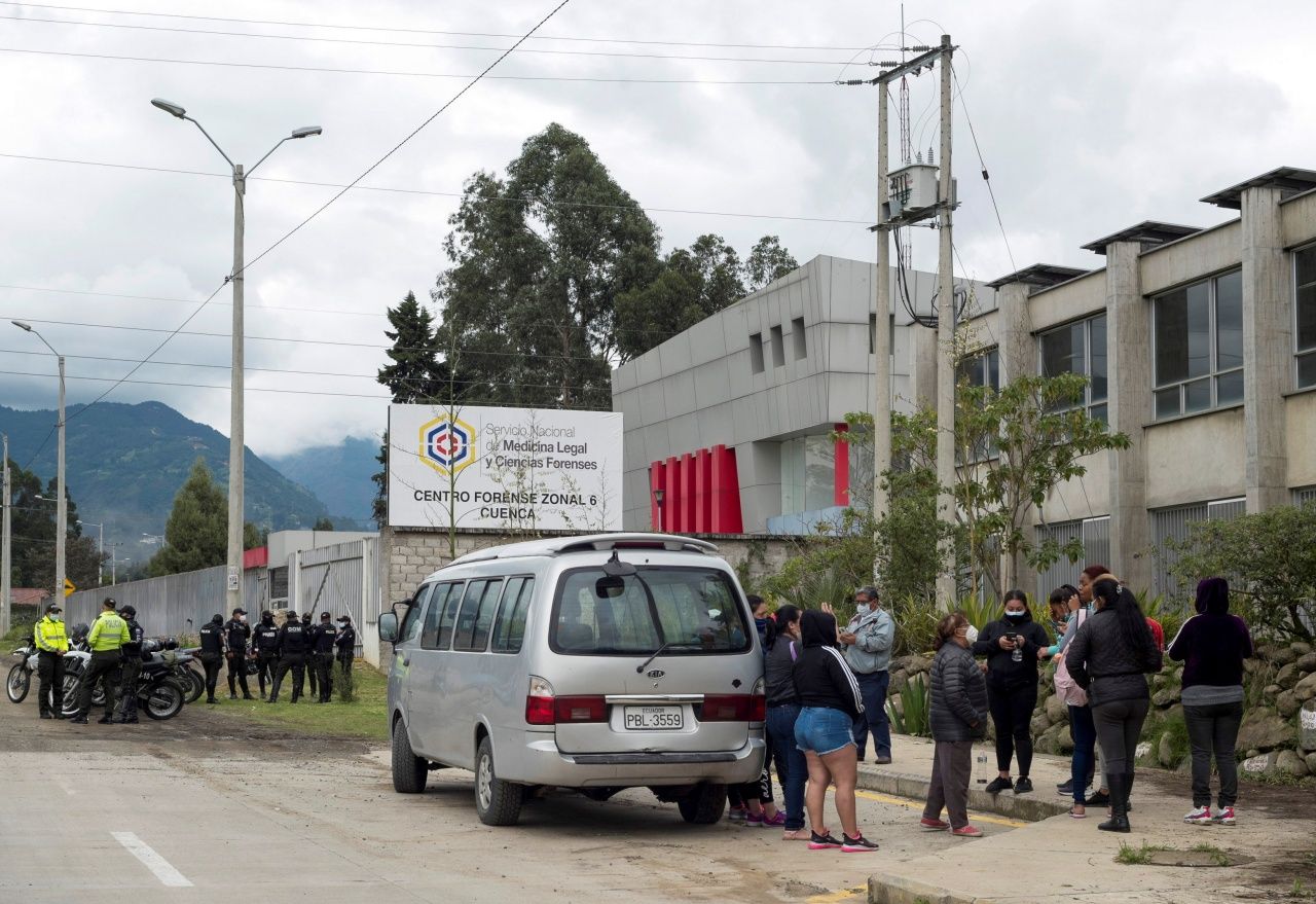 ครอบครัวนักโทษเรือนจำตูรี ยืนรออยู่หน้าสถาบันนิติเวช เพื่อรอฟังข่าวบุคคลอันเป็นที่รัก