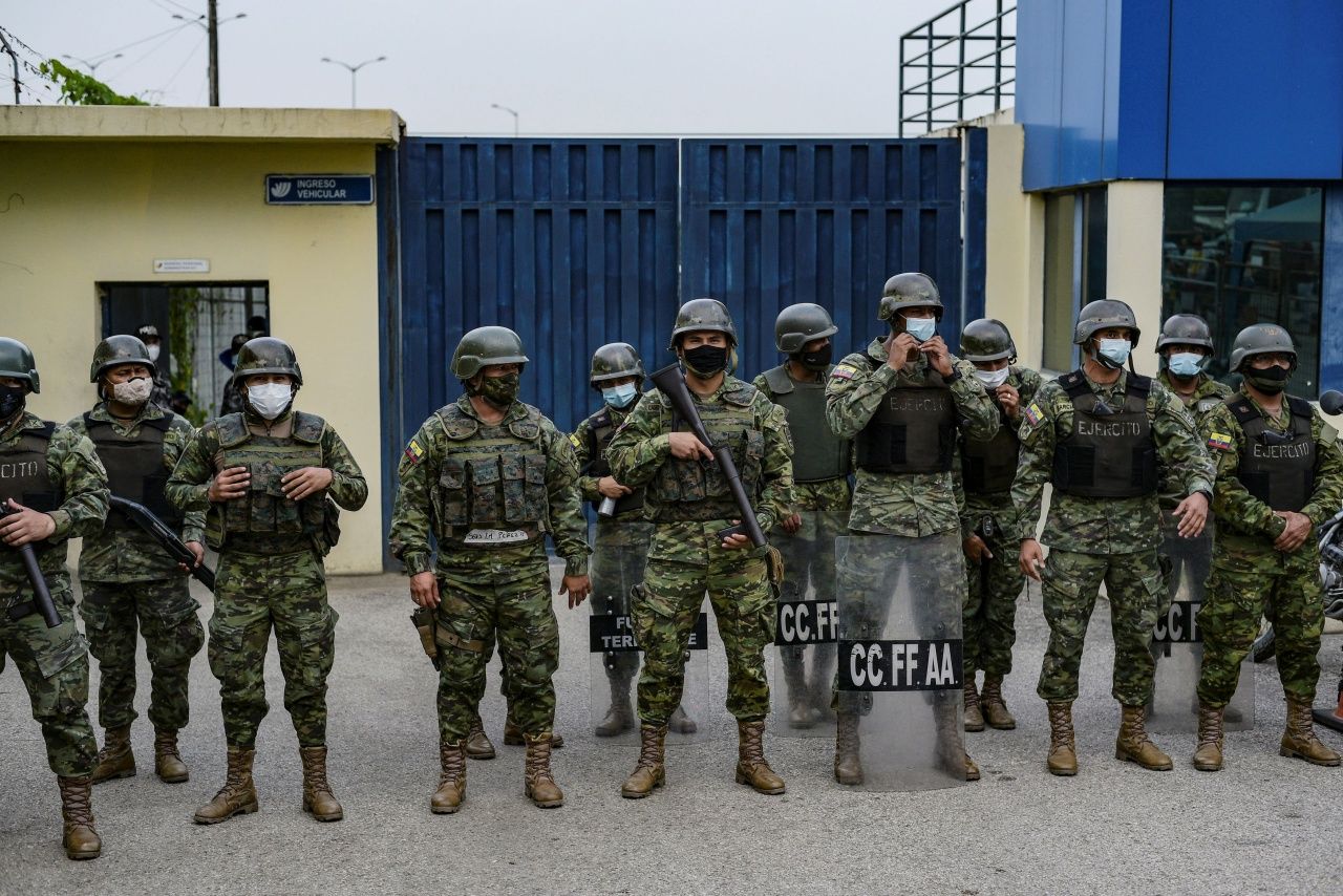 เจ้าหน้าที่ความมั่นคงยืนคุ้มกันหน้าเรือนจำในเมืองกัวยาคิล หลังเกิดเหตุจลาจล