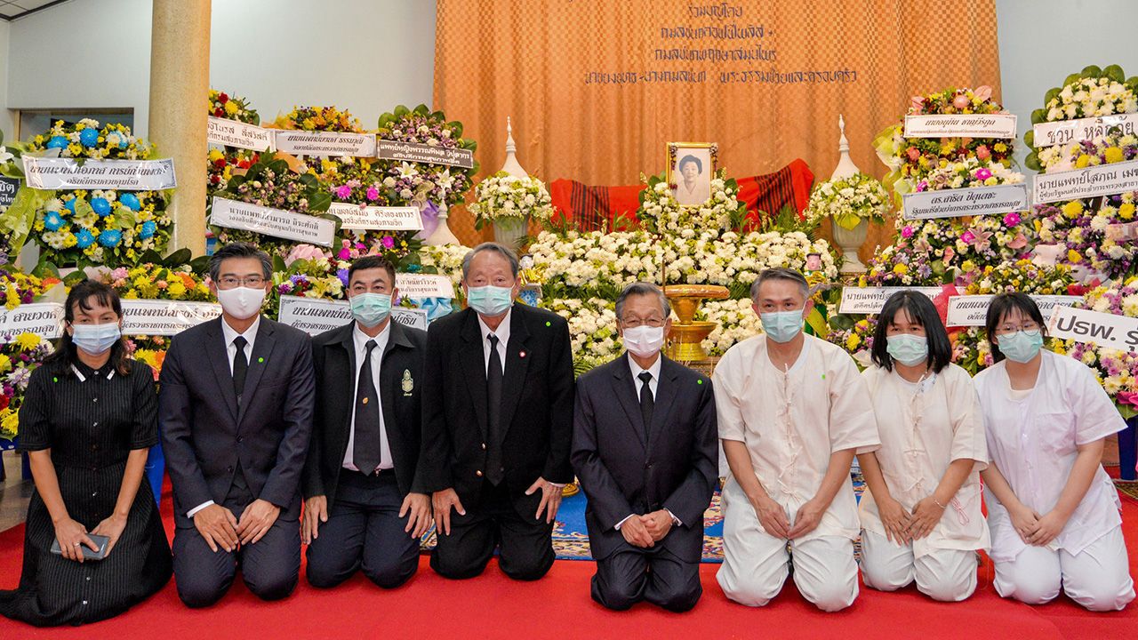 ปลายทางชีวิต ชวน หลีกภัย ประธานรัฐสภา เป็นประธานในพิธีสวดพระอภิธรรมศพ เซี่ยมจู แซ่กัง มารดา นพ.ธงชัย กีรติหัตถยากร รองปลัดกระทรวงสาธารณสุข โดยมี นพ.วิรัติ พาณิชย์พงษ์ และ นพ.ทวีศิลป์ วิษณุโยธิน มาร่วมในพิธีด้วย ที่วัดกลางทุมมาวาส อ.พนัสนิคม จ.ชลบุรี วันก่อน.