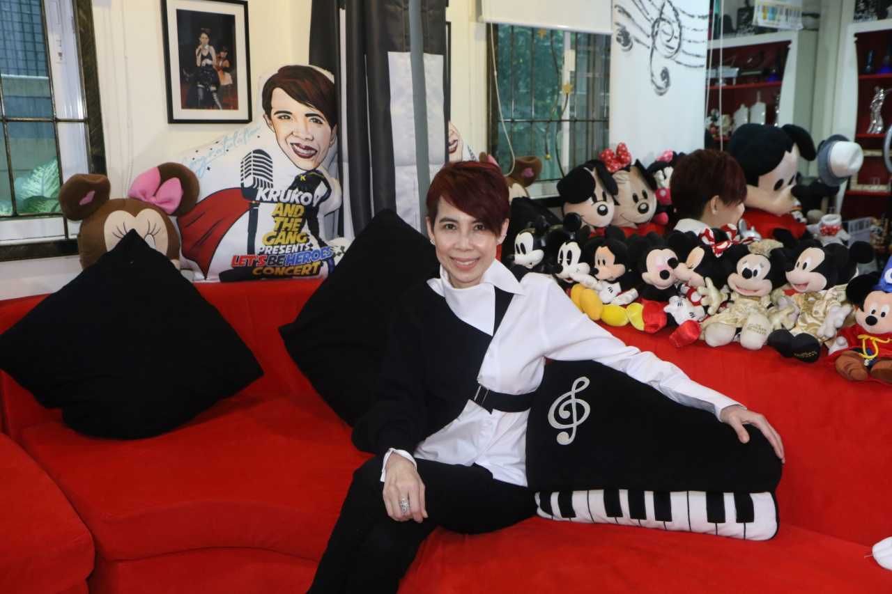 ครูก้อยกับของสะสมมิกกี้เมาส์ที่ลูกศิษย์ซื้อมาฝากจากทุกมุมโลก