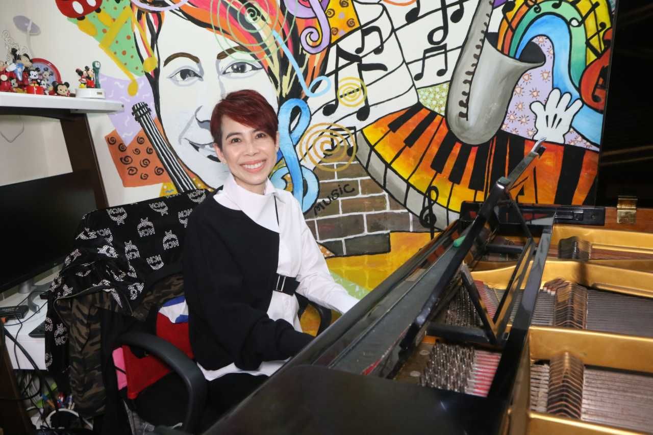 ครูก้อยกับเปียโนตัวเก่งที่ใช้วอร์มเสียงนักเรียน