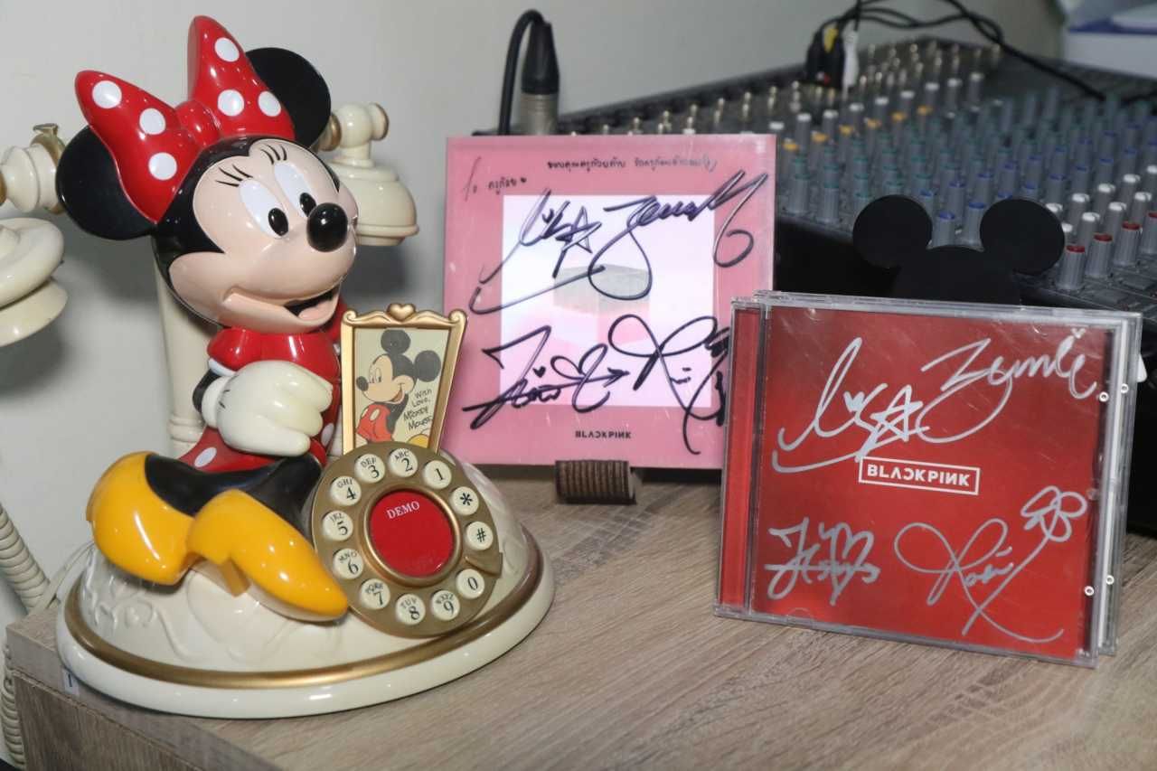 เมื่อก้าวเข้ามาในห้องเรียน จะพบกับซีดี BLACKPINK พร้อมลายเซ็นลิซ่า ผู้เป็นแรงบันดาลใจของทุกคน