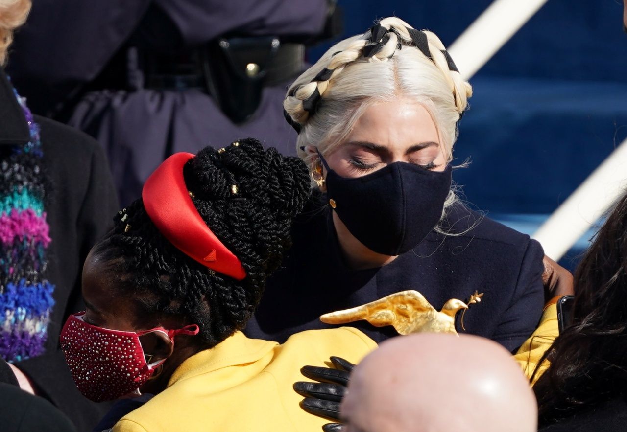 เลดี้ กาก้า สวมกอดอแมนดา กอร์แมน ด้วยความชื่นชม