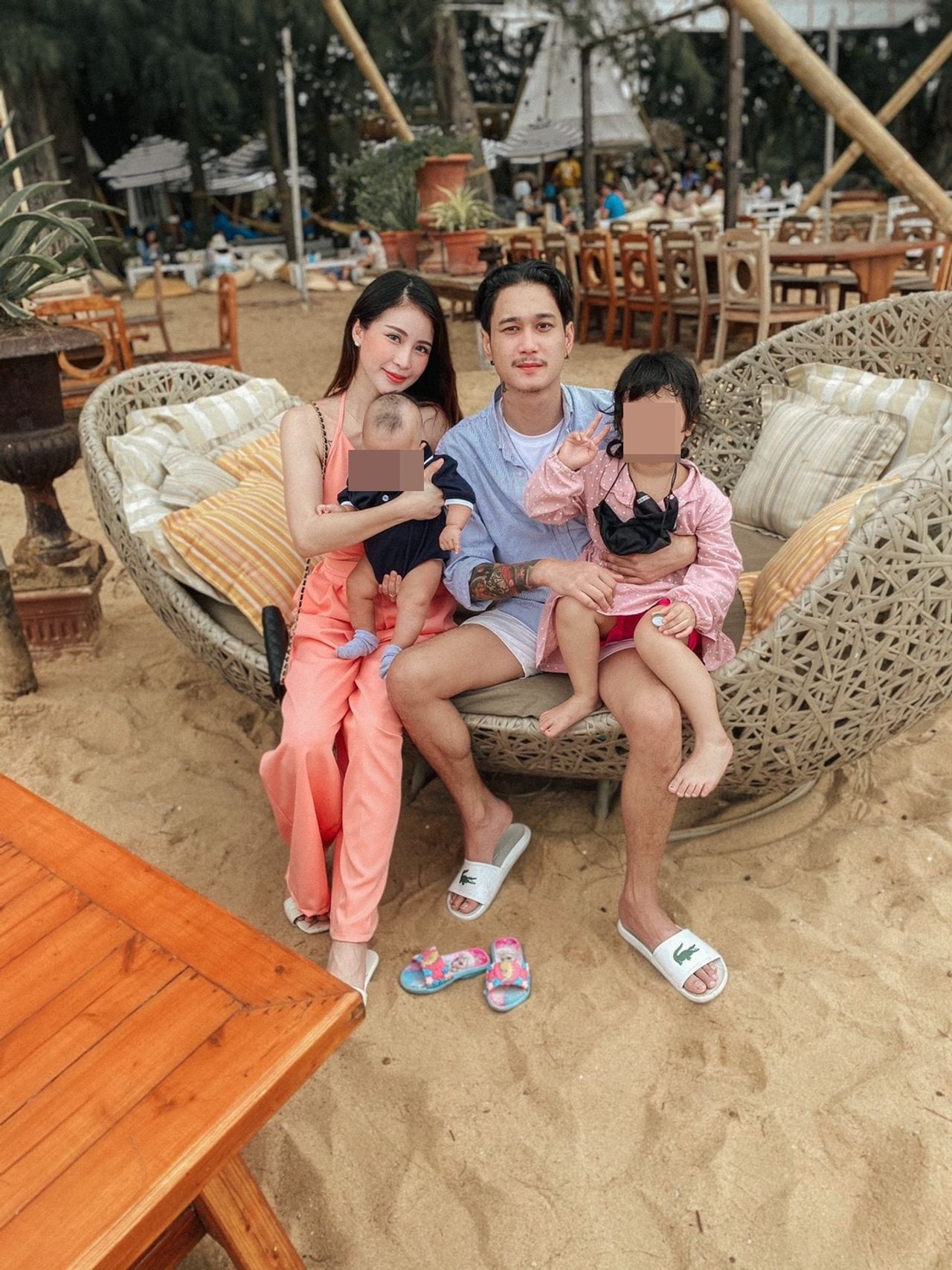 พิพลอย-ต๊ะ และลูกๆ ขอบคุณภาพจากเฟซบุ๊ก Tahty Wongbangchuat