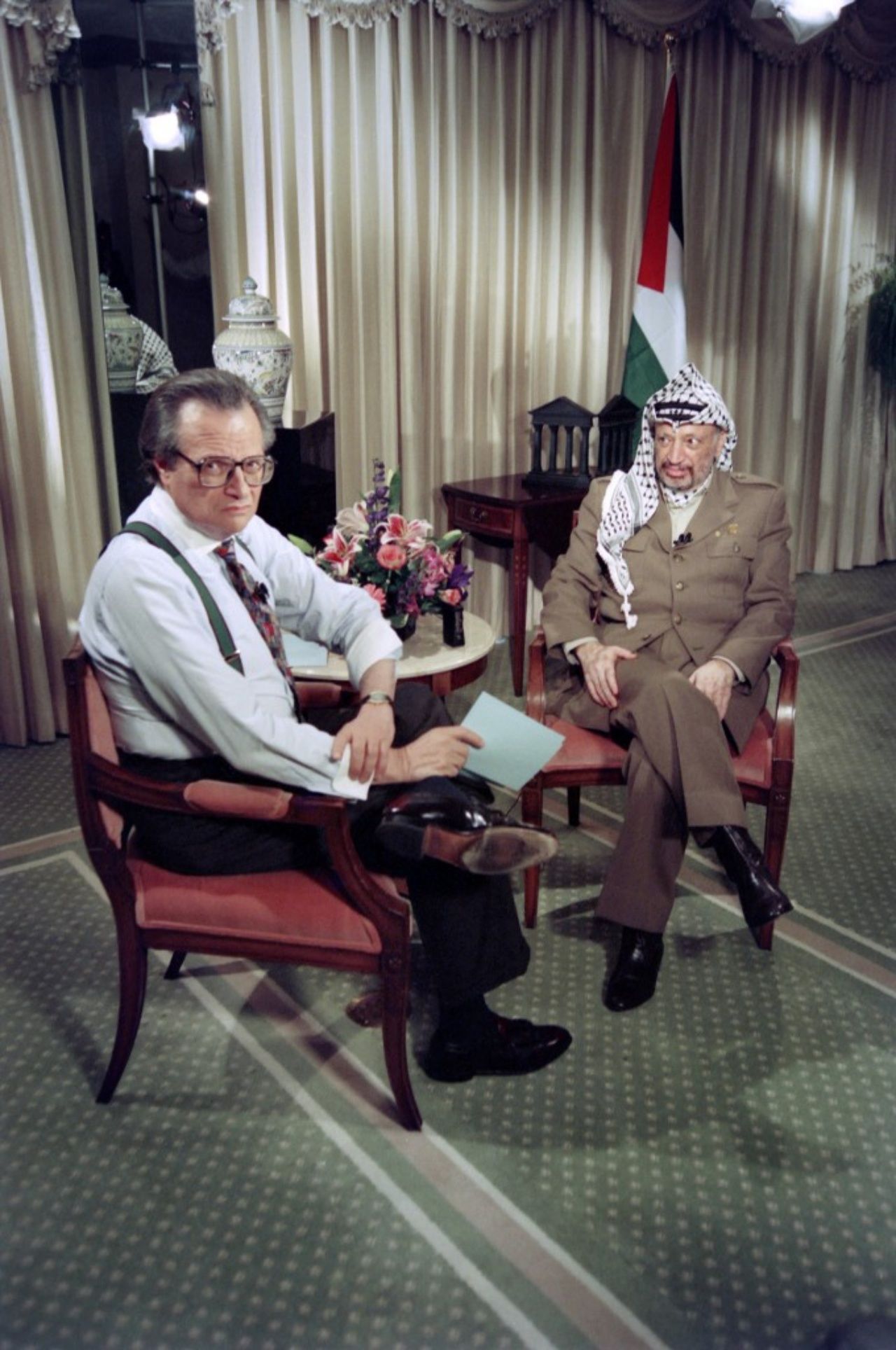 แลร์รี คิง สัมภาษณ์ ยัสเซอร์ อาราฟัด ผู้นำปาเลสไตน์ เมื่อปี 2536